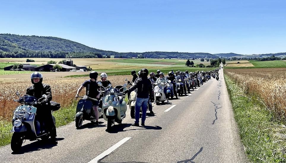 Gut 300 Vespas schunkelten gemütlich durch den Kanton. Bild: Ruedi Raguth