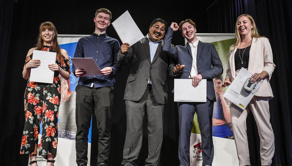 Die Rangkandidaten Sabrina Forster, Gian Rathgeb, Kajeevan Ganavel, Luca Porstmann und Vanessa Wanner (v.l.) geniessen ihren wohlverdienten Applaus. Bild: Melanie Duchene
