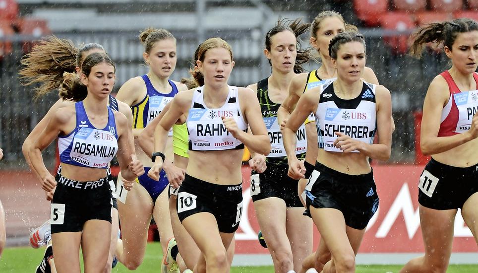 Schulter an Schulter mit der Schweizer Rekordhalterin über 3000 Meter Steeple Chiara Scherrer: Die 17-jährige Schaffhauserin Malin Rahm. Bild: Dario Muffler