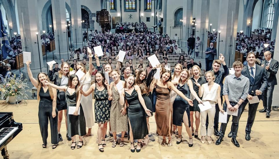 Die Klasse 4fm-a (Fachmaturität mit Praxisjahr) beim Jubeln in der vollen Kirche St. Johann. Bild: Roberta Fele