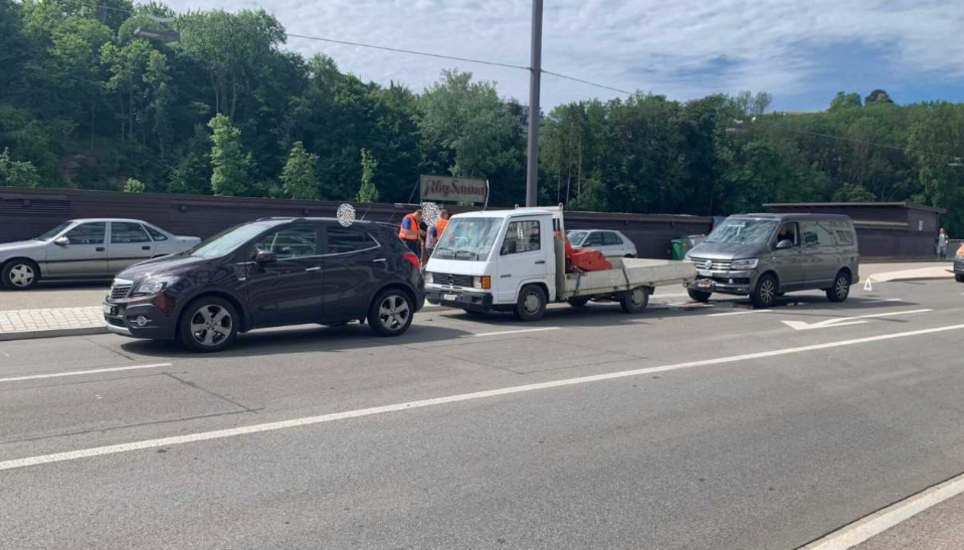 Die beiden hinteren Fahrzeuge erlitten erheblichen Sachschaden. Bild: SHPol
