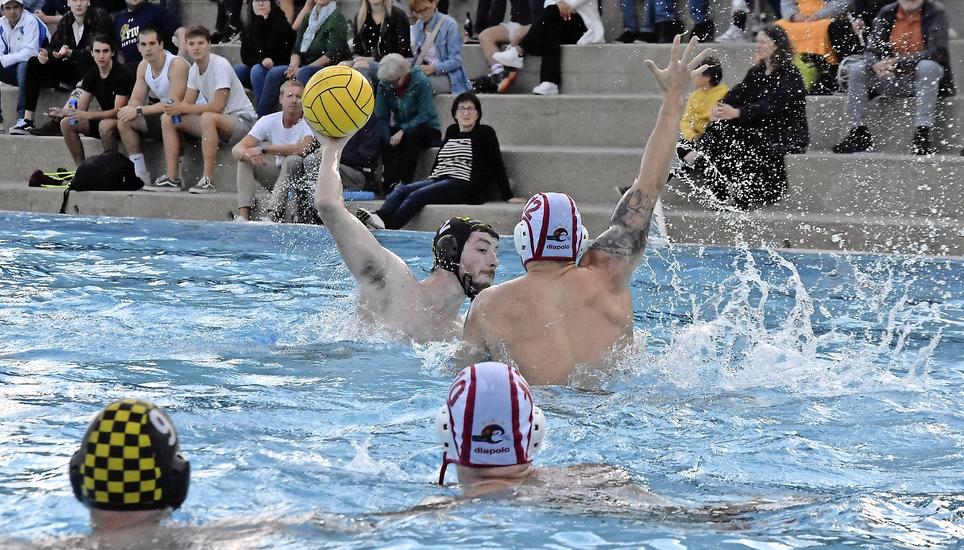 Schaffhausens Jonathan Melet (am Ball) im Angriff gegen Horgen. Bild: Pascal Oesch
