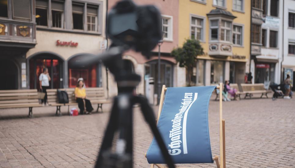 Der SN-Klappstuhl lud auf dem Fronwagplatz zum Reden ein. Bild: Melanie Duchene