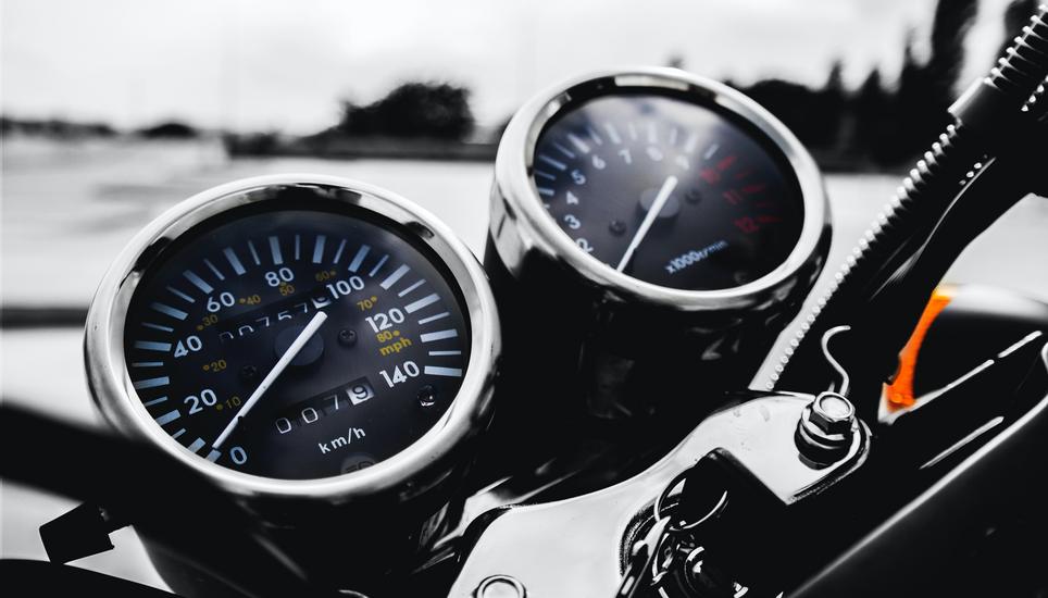 Am Montagvormittag erlitt ein 57-Jähriger Töfffahrer leichte Verletzungen nach eine 27 Jahre junge Autofahrerin ihm ins Heck fuhr. Bild: Pexels