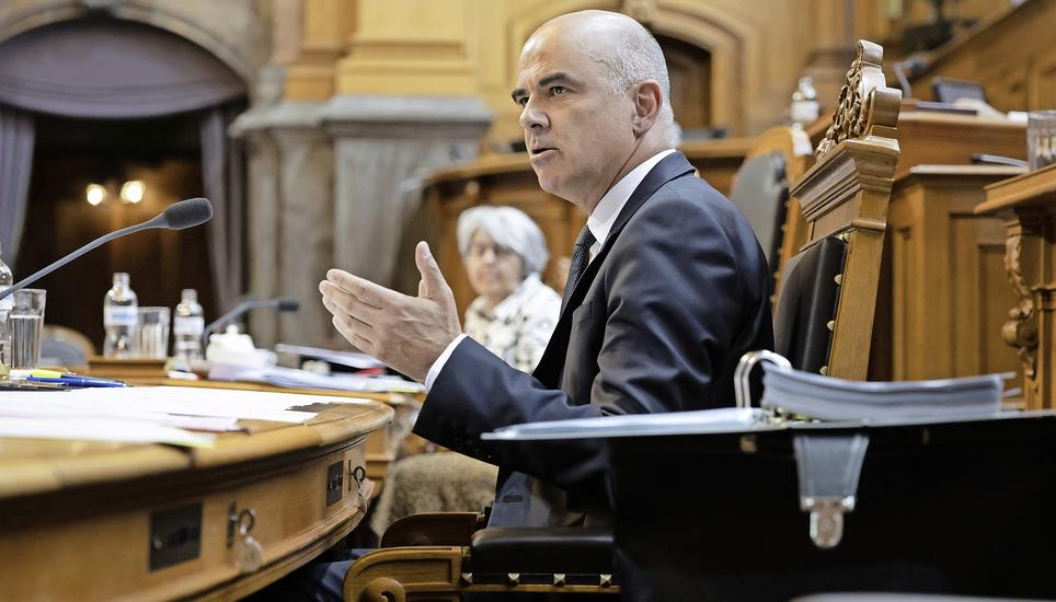 Der Druck auf ihn steigt: Bundesrat Berset in der Sommersession im Ständerat. Bild: Key