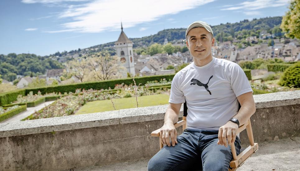An freien Wochenenden macht Kalash mit seiner Frau gerne Bergwanderungen – im Rosengarten beim Munot mag er die Aussicht über «seine» Stadt. Bild: Roberta Fele