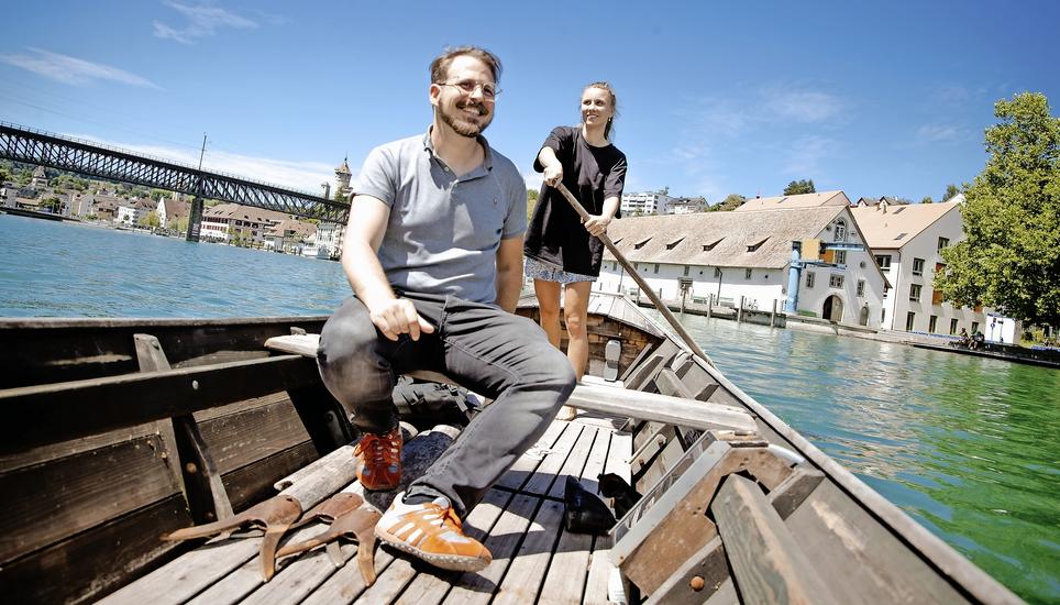 Programmierer Sebastian Schmid und Co-Präsidentin Hanna Engelhart geniessen die Sonne auf dem Rhein. Bild: Roberta Fele