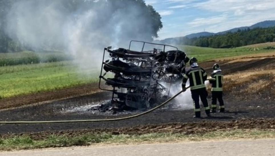 Bevor der Ballenwagen total in Flammen aufging, konnte der Traktorführer den Ballenwagen auf ein Stoppelackerfeld chauffieren und vom Traktor abhängen. Bild: zVg/SHPol