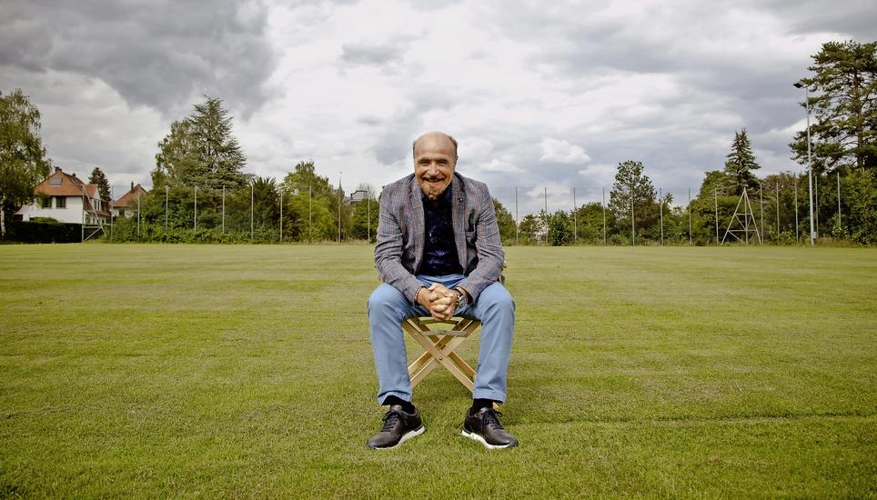 Der Rasen, der die Welt bedeutet: Mariano Mottola auf dem Sportplatz beim Schulhaus Rosenberg, der eine wichtige Rolle in seinem Leben spielte. Bild: Roberta Fele