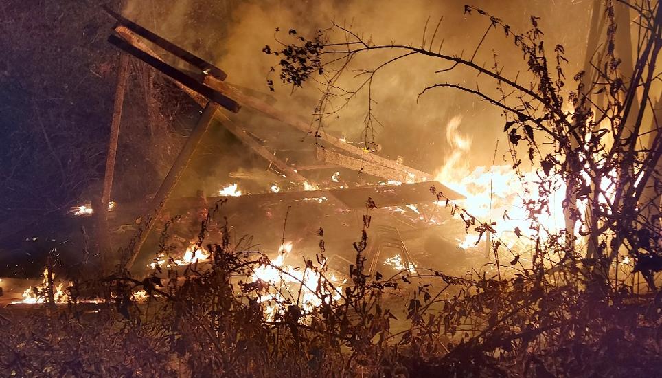 Die Gartenhütte ist vollständig abgebrannt. Bild: zV/Feuerwehr Jestetten