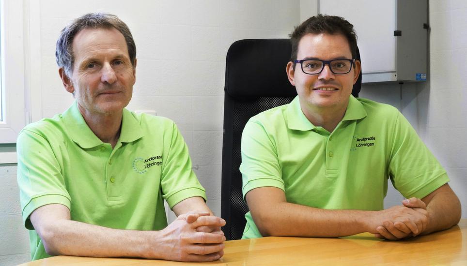 Werner Furrer, der seit 1994 als Dorfarzt in Löhningen tätig ist, hat mit Michael Woll (r.) einen geeigneten Nachfolger gefunden. Bild: Tobias Bolli