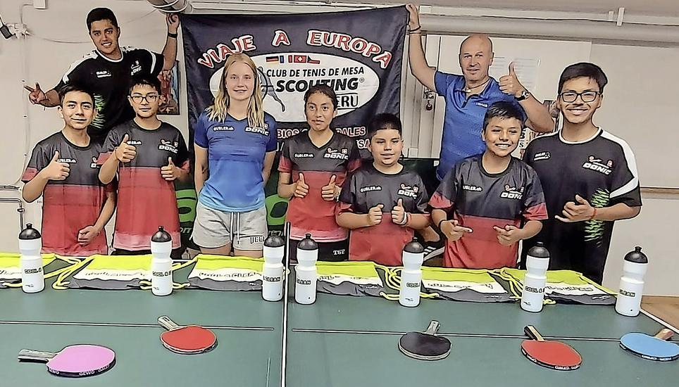 Tischtennisgäste in Neuhausen: Initiator Pavel Rehorek (hinten rechts) freut sich über den abermaligen Besuch aus Peru. Bild: Pascal Oesch