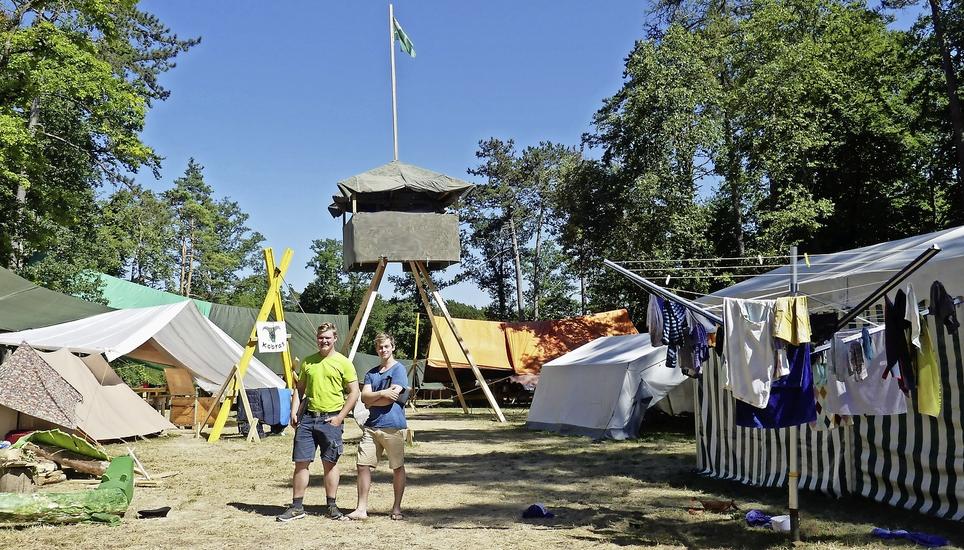 Aron Bachmann (l.) und Fabrice Longchamp vor dem Fahnenturm. Bild: Theo Kübler