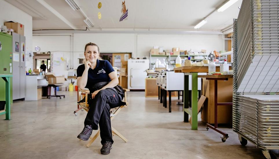 Zurecht stolz auf das, was sie erreicht hat: Fahrije Baftijari in ihrer Rauch Siebdruck GmbH in Basadingen-Schlattingen. Bild: Roberta Fele