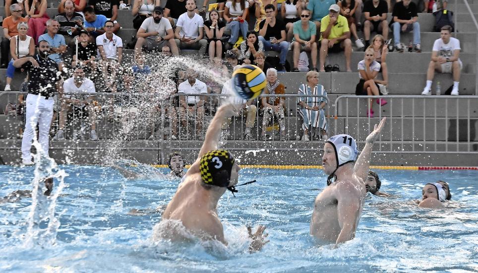 Ein intensives Spiel: der Schaffhauser Márk Kállay (l.) im Duell gegen Kreuzlingens Topscorer Robin Pleyer. Bild: Pascal Oesch