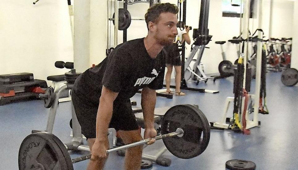 Mit voller Power: Kreisläufer Lukas Herburger stemmt die Hantel mit Maximalgewicht nach oben.