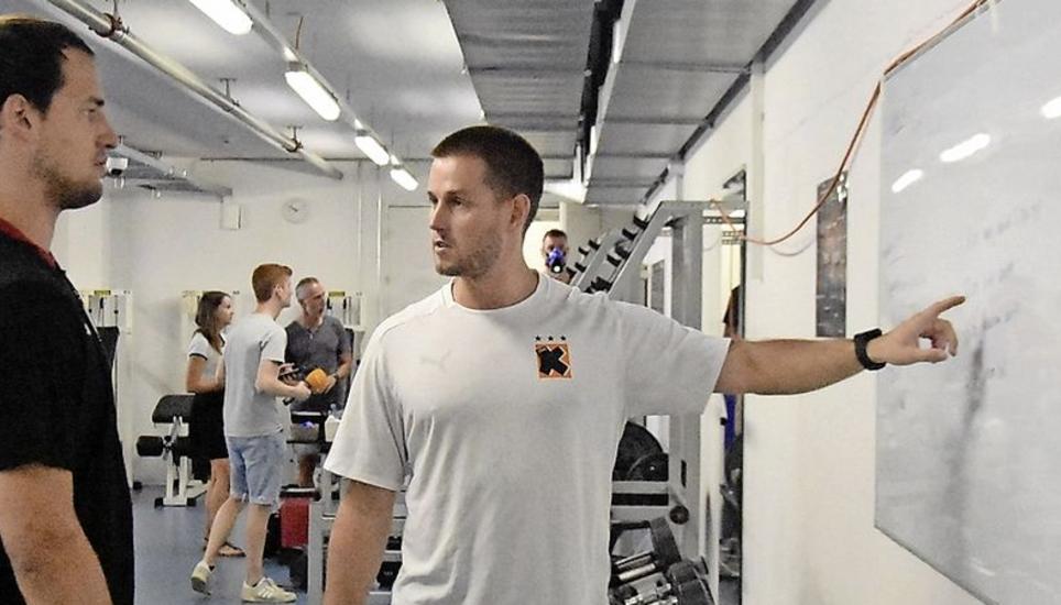 Athletikcoach Robin Seubert (r.) erläutert Rückraumspieler Michael Kusio, welche Tests gleich durchgeführt werden.