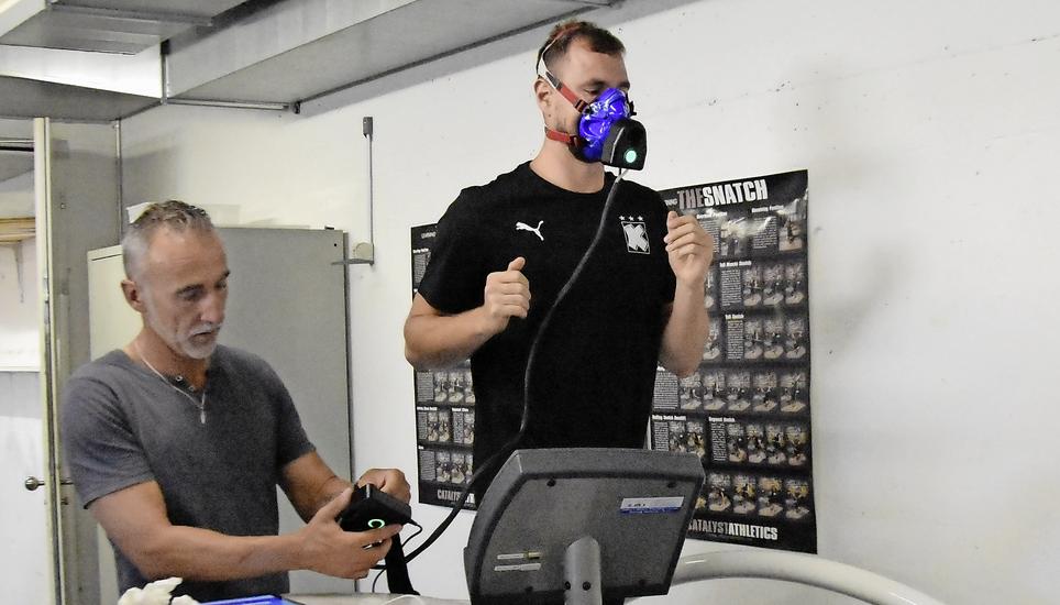 Laufen mit Maske: Fitnesscoach Phil Schmid (l.) beim Leistungstest mit Neuzugang Sandro Obranovic. Bilder: Tobias Erlemann