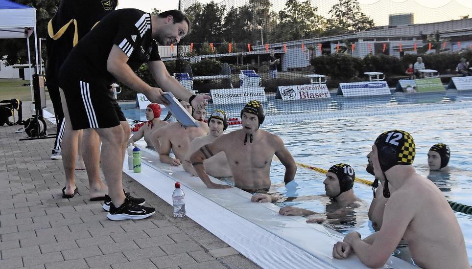 SCS-Coach Jovan Radojevic (mit Taktiktafel) instruiert seine Spieler. Bild: P. Oesch