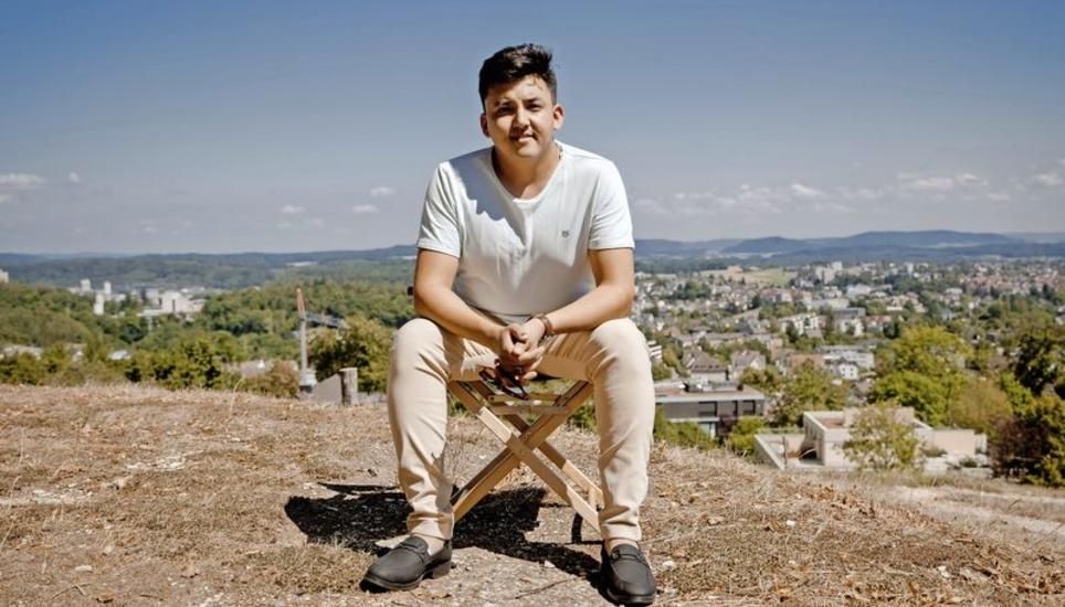 Oben auf dem Randen geniesst Reza Naseri die Ruhe. Besonders oft kam er im vergangenen Jahr hierher, als in Afghanistan Dutzende von Menschen durch Anschläge ums Leben kamen und die Taliban die Macht übernahmen. Bild: Roberta Fele