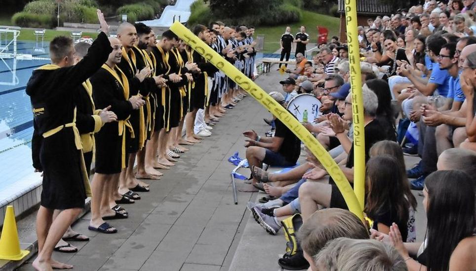 Tolle Stimmung herrscht bei den Finalduellen zwischen dem SC Schaffhausen (links) und Kreuzlingen jeweils schon bei der Begrüssung. Bild: Pascal Oesch