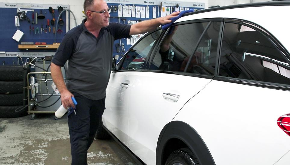 Vom ersten Kundenkontakt bis zum letzten Feinschliff funktioniert bei der Emil Frey Kreuzgarage das Team Hand in Hand.