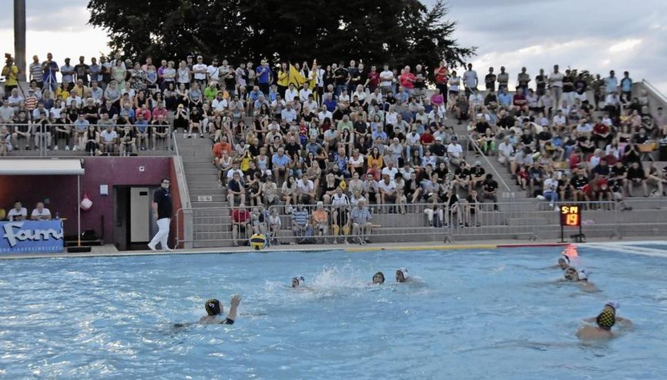 Mit 1200 Fans eine grosse Kulisse im Schwimmbad Hörnli beim dritten Finalspiel zwischen Kreuzlingen und Schaffhausen. Bild: poe