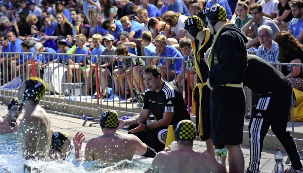 Schaffhausens Trainer Jovan Radojevic gibt während eines Time-outs Anweisungen an sein Team.