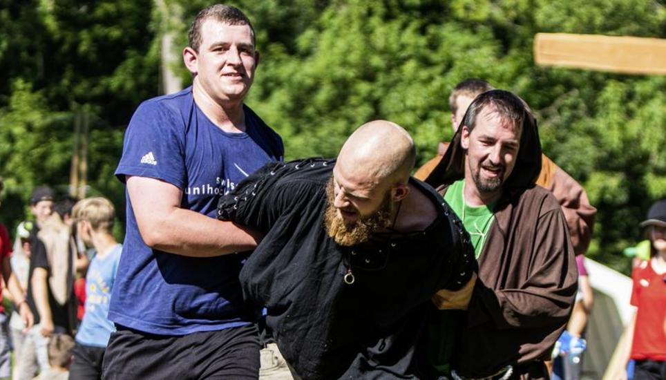 Viel Abwechslung ins Lagerleben brachte die Verteidigung der Mönche. Bild: zvg