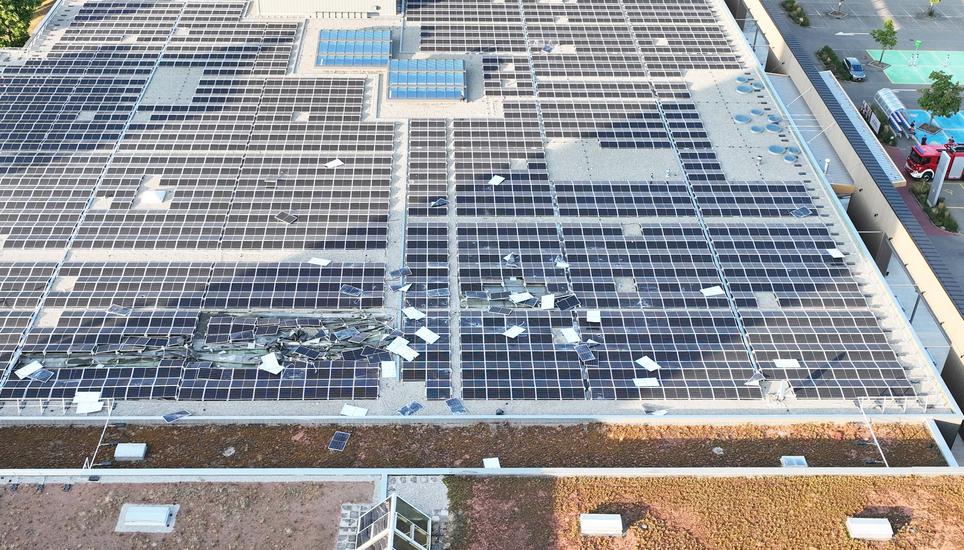 Am Samstagnachmittag wurde die Solaranlage auf dem Dach des Herblinger Markts stark beschädigt. Bild: zVg/SHPol