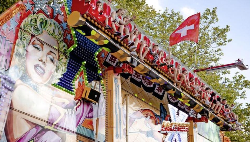 Gut besucht war das Neuhauser Zentrums- und Feuerwehrfest. Kinder und Jugendliche freuten sich besonders über die Fahrgeschäfte. Bild: Roberta Fele