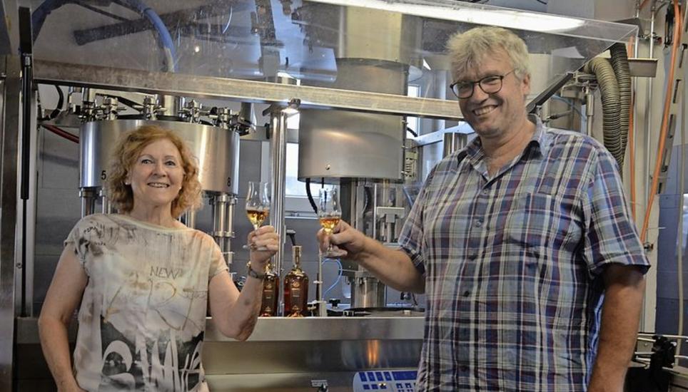 Sonja und Daniel Witzig vor der umfunktionierten Whisky-Abfüllanlage. Bilder: ajo