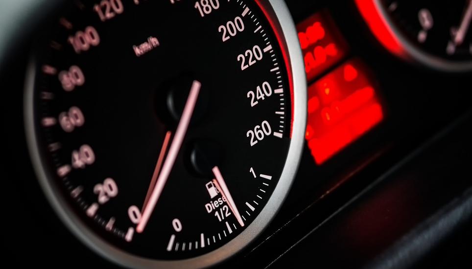 In der Folge des Unfalls mussten eine 51-jährige Autofahrerin und eine 43-jährige Beifahrerin ins Spital gebracht werden. Bild: Pixabay