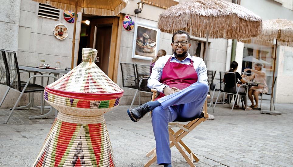 Daniel Adisu vor seinem Restaurant Africana in der Webergasse. Dort verwöhnt der Eritreer seine Gäste mit ostafrikanischen Spezialitäten. Bild: Roberta Fele