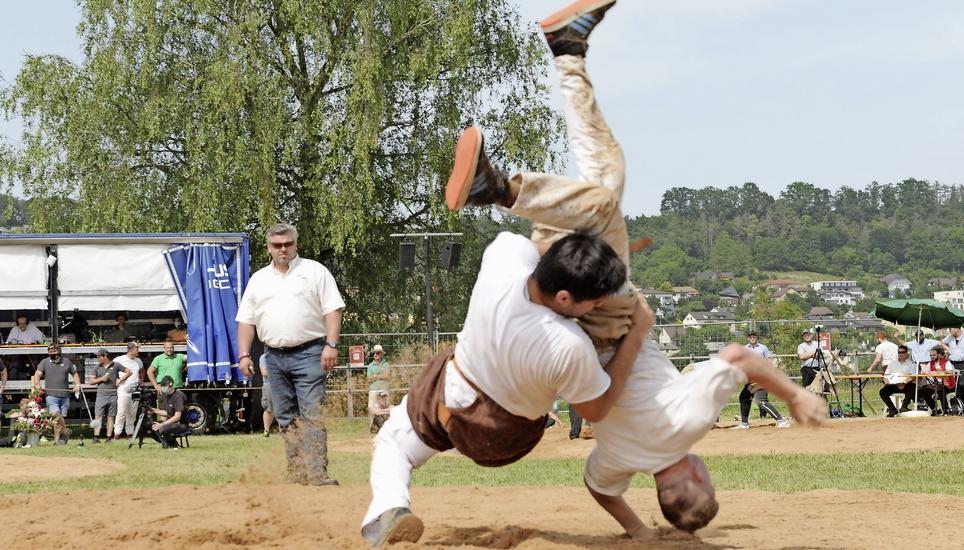 Spektakulärer Schwingsport: Jeremy Vollenweider (links) im Einsatz. Der beste Schaffhauser Schwinger fehlt zwar wegen einer Verletzung, seine Verbandskollegen sollen aber hoch motiviert auf die Kranzjagd in Wilchingen gehen. Bild: Daniel F. Koch