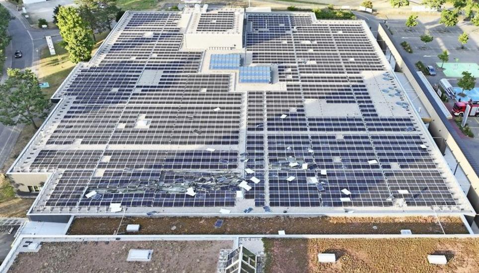 Mit 6000 Quadratmetern ist es eine der grössten Fotovoltaikanlagen im Kanton Schaffhausen. Nach neuesten Erkenntnissen hat eine Windhose das Solardach auf dem Herblingermarkt verwüstet. Bild: zVg/SHPOL
