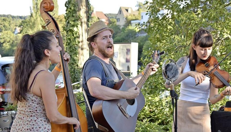 Ein eingespieltes Trio – Die Band Dead Flowers sorgte am Donnerstag für südstaat- liche Stimmung. Bild: Marc Lüthi