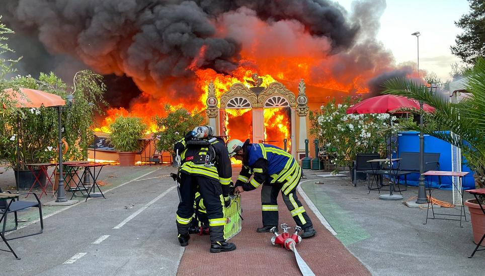 Das Zelt wurde bei dem Feuer komplett zerstört. Bild: FFW-Jestetten