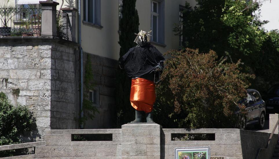 Mehrere Statuen wurden in Schaffhausen verkleidet. Bild: zvg