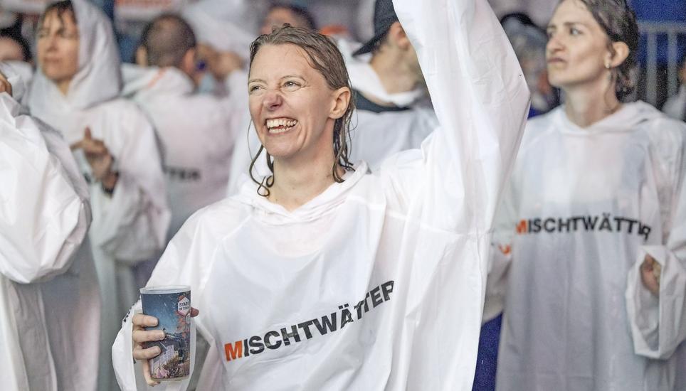 Diese Festivalbesucherin liess ihre Stimmung nicht durch den Regen trüben. Bilder: Jeannette Vogel