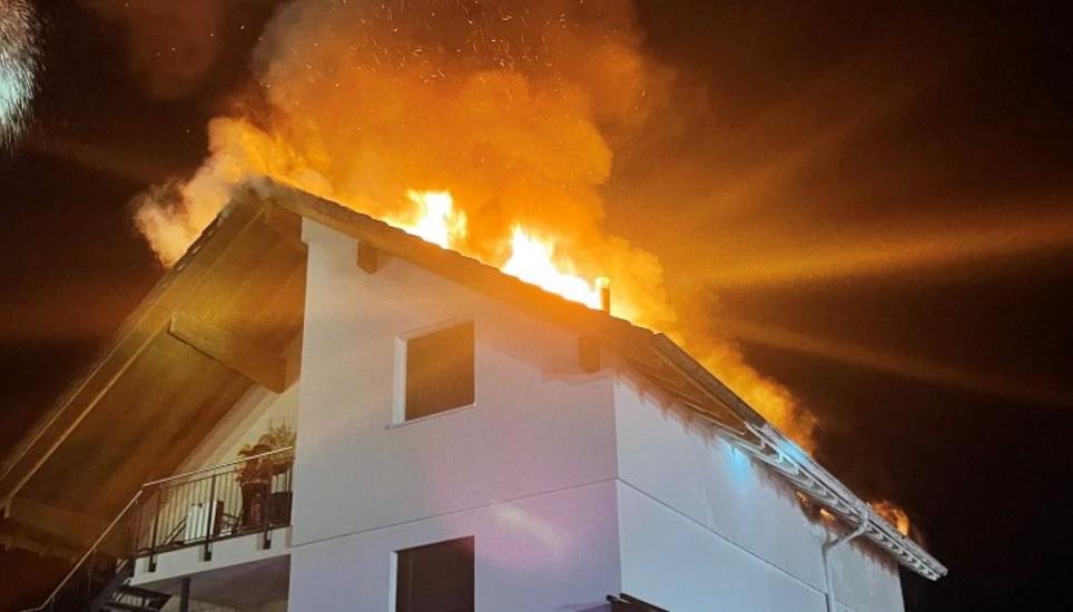 Die Feuerwehren konnten das Übergreifen des Feuers auf weitere Teile des Mehrfamilienhauses verhindern. Bild: zVg/SHPol
