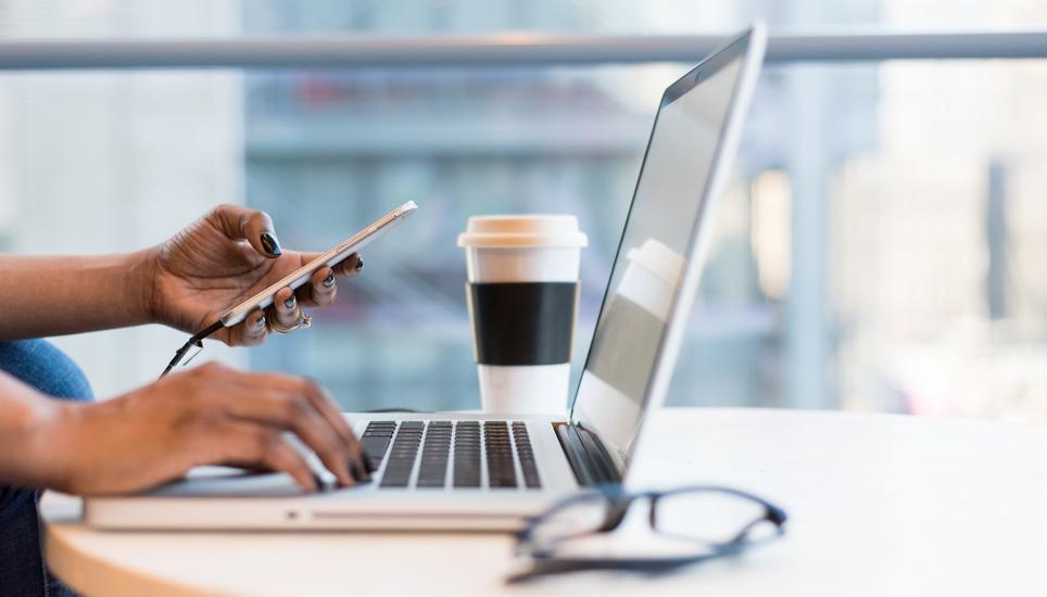 Handys und iPads sind aus unserem Leben nicht mehr wegzudenken. Doch andere lesen und hören mit. Bild: Pexels