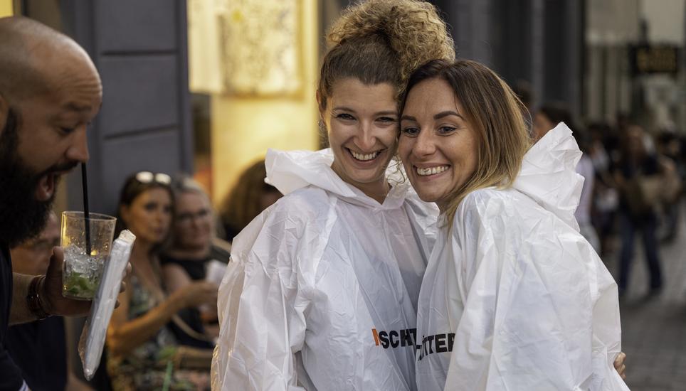 Praktikabilität trifft auf Ästhetik: Diese zwei Frauen hatten sichtlich Spass, auch in der Regenpelerine.