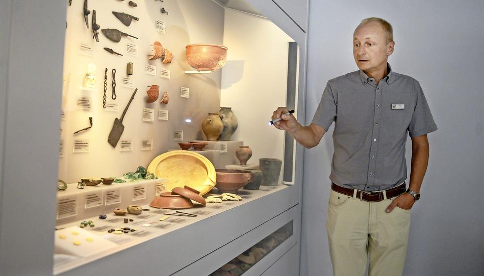 Gekommen, um zu bleiben: Florian Ter-Nedden, der neue Kurator der regionalen Archäologie, führt durch die Sammlung. Bild: Selwyn Hoffmann
