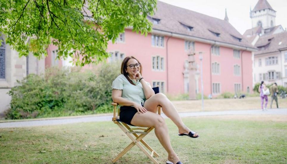Als Treffpunkt wählt Ada Reinoso den Platz vor der Stadtbibliothek. Bücher hatten, als sie in die Schweiz kam, für sie eine besondere Bedeutung. Bild: Melanie Duchene