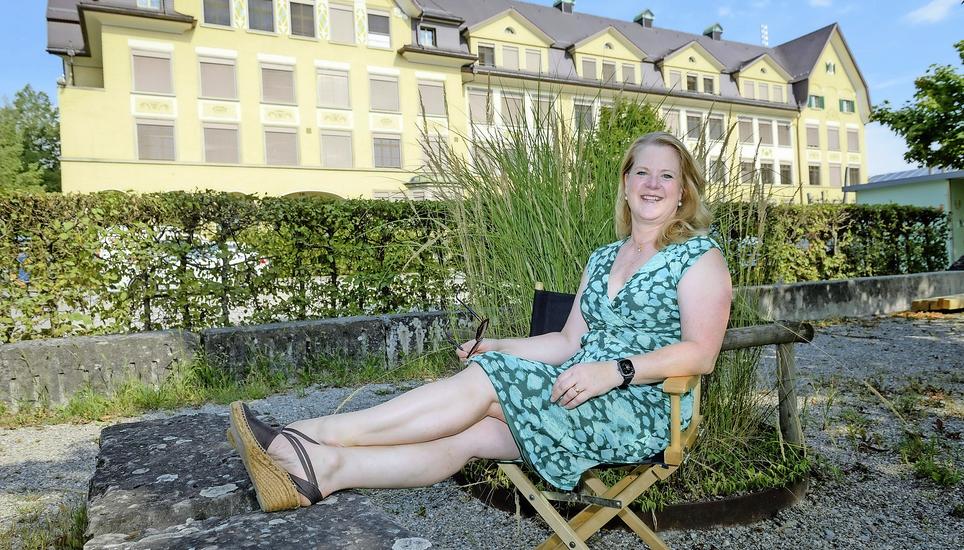 Hier ging ihr Sohn zur Schule, hier fand auch sie schnell Anschluss: Barbro Röscher vor dem Neuhauser Rosenberg-Schulhaus. BIld: Michael Kessler