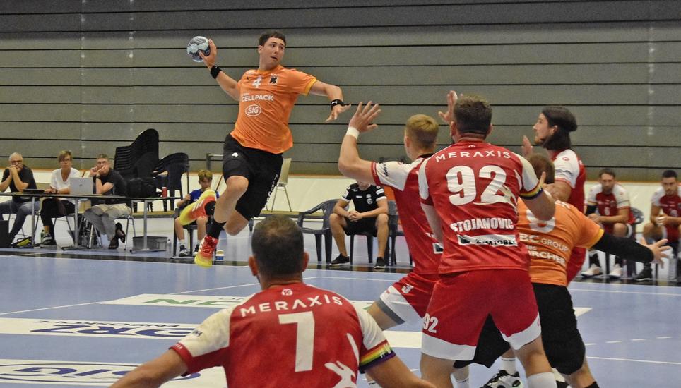 Der Neuzuzug im Rückraum, Mehdi Ben Romdhane, beim kraftvollen Abschluss im Testspiel gegen Hard. Bild: Pascal Oesch