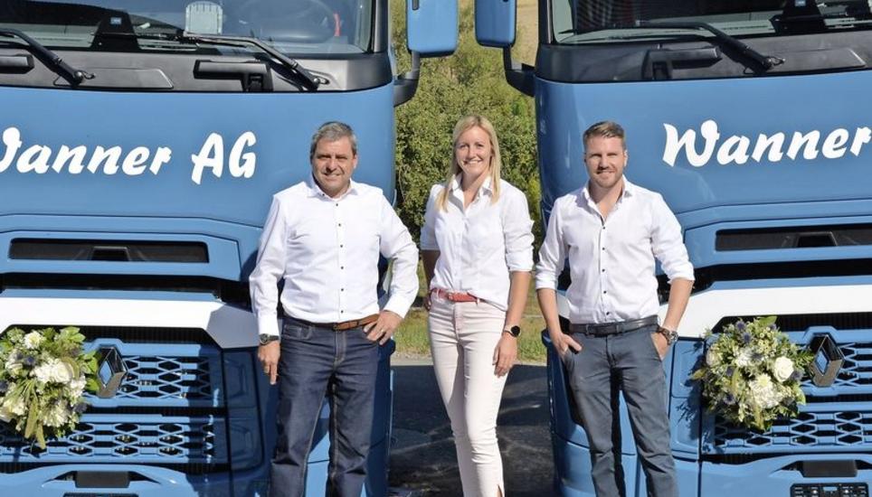 Roman, Flavia und Reto Wanner (v. l.) setzen bei ihren Neuanschaffungen auf synthetischen Kraftstoff. Bild: Kay Fehr