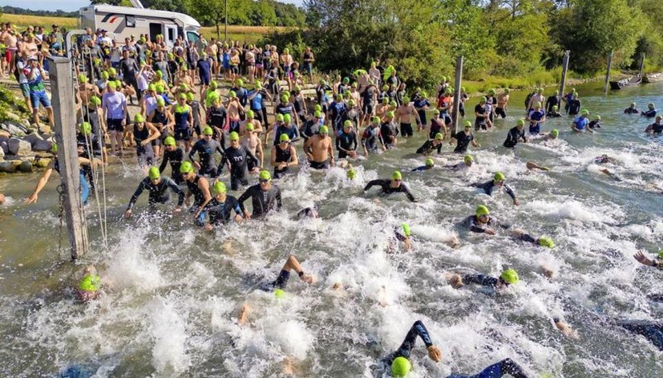 Die eindrückliche Startphase des Männer-Kurzstrecken-Pulks oberhalb der Paradies-Fähre in mehreren Sequenzen von der Drohne unseres Fotografen Michael Kessler aufgenommen. Bilder. Michael Kessler