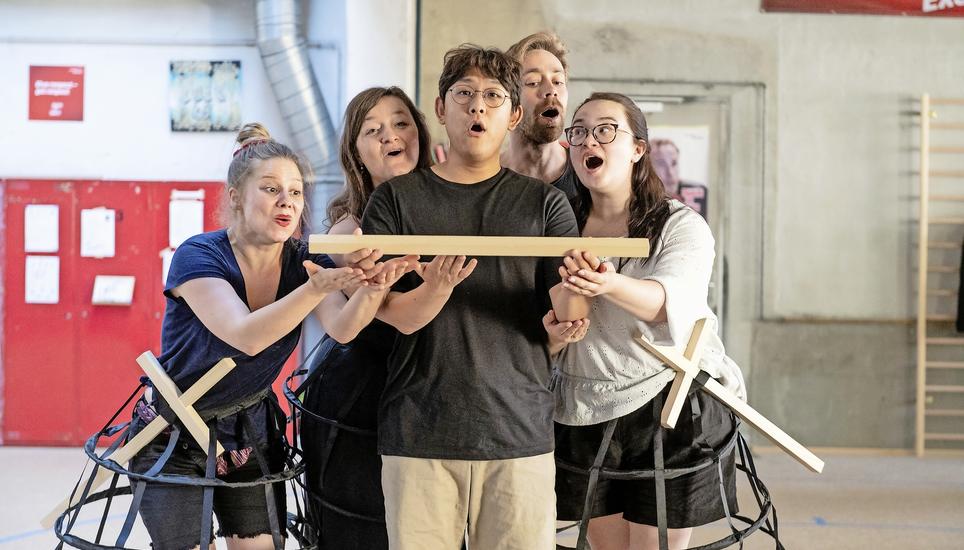 Probeszene im «alten Magazin» an der Hochstrasse für Mozarts «Zauberflöte». Alles noch ohne Kostüme und mit wenigen Requisiten – aber schon sehr stimmgewaltig. Bild: Selwyn Hoffmann